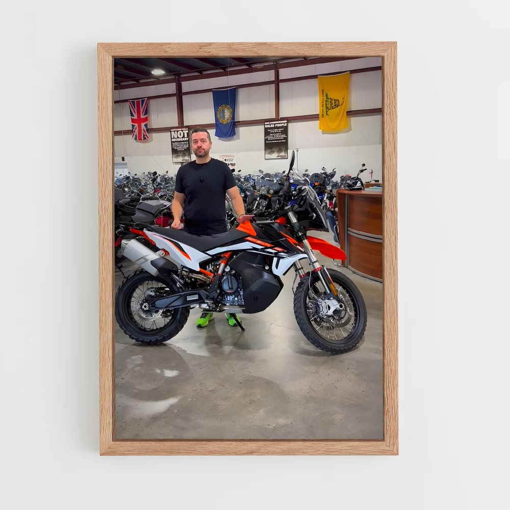 Poster L'Aventurier des Garages – affiche KTM Moto (vue 4)